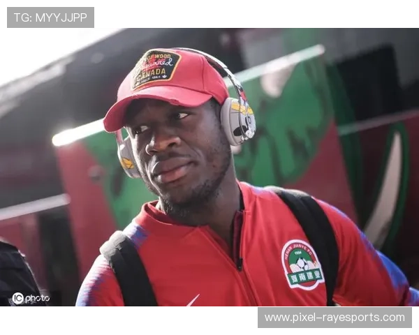 足球明星确诊新冠引发关注 球迷纷纷为其祈福并呼吁加强防疫措施