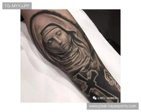 足球球星献身信仰以十字架为背景展现宗教与运动精神的完美融合